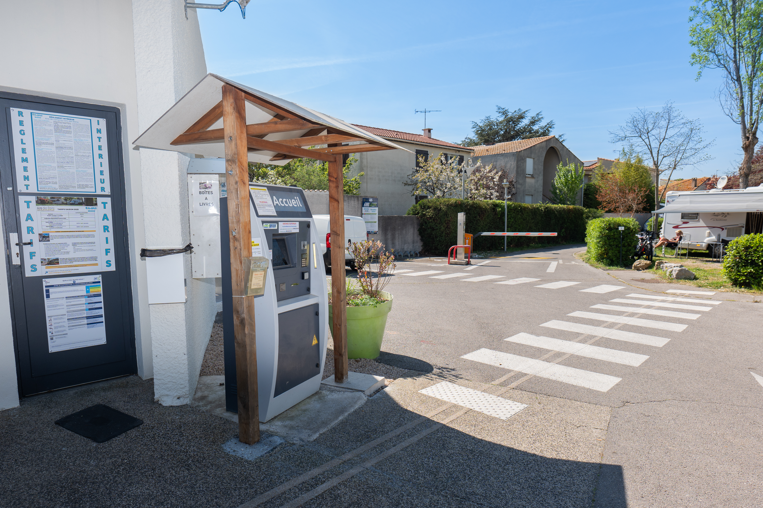 AIRE DES BAINS AIRE DE CAMPING CAR BALARUC LES BAINS (13)