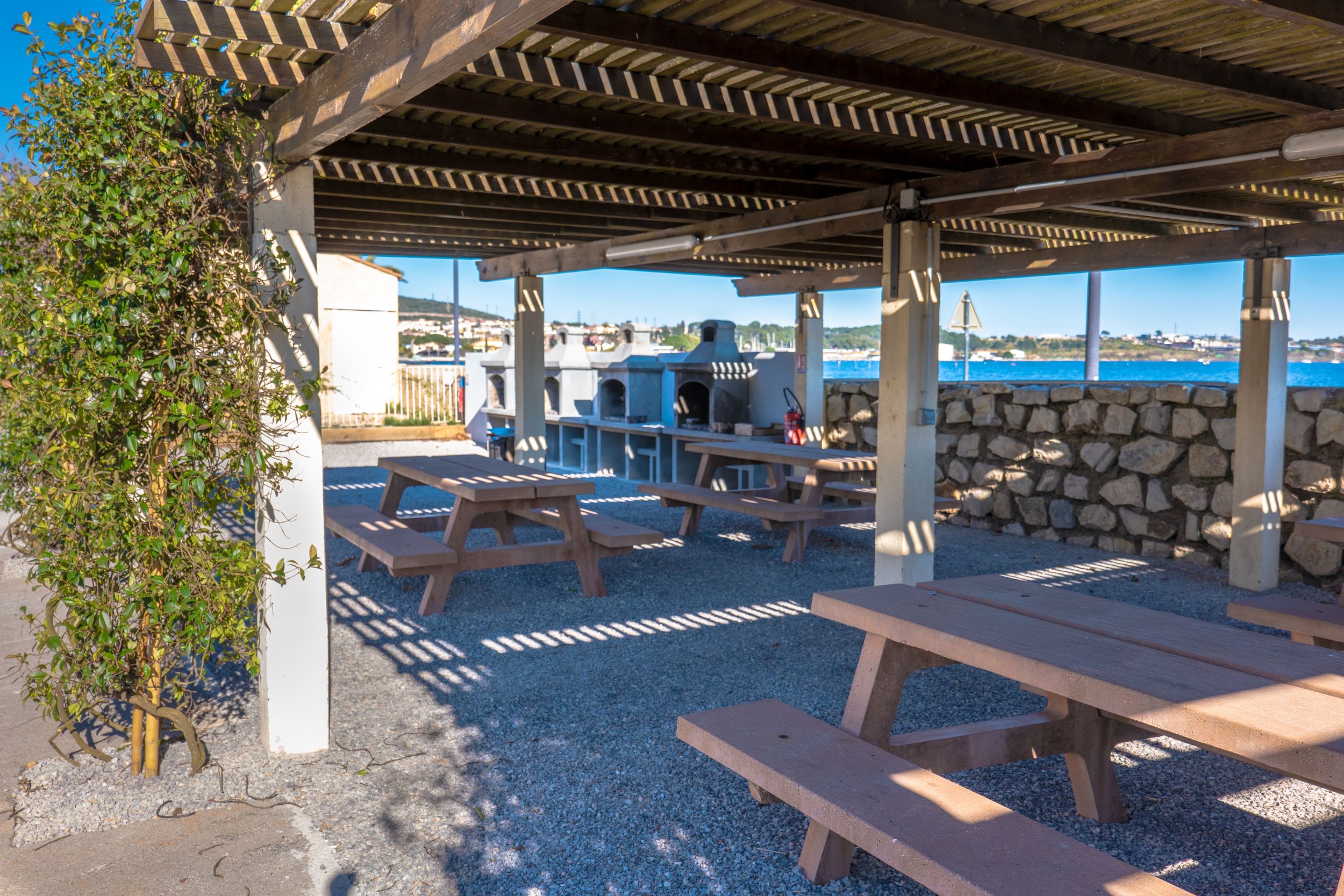Pech_d_Ay_pergola_bbq