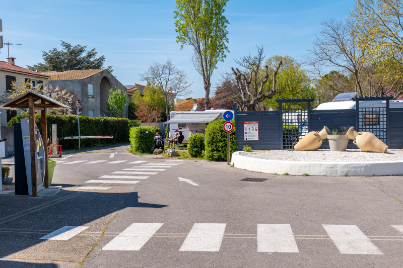 AIRE DES BAINS AIRE DE CAMPING CAR BALARUC LES BAINS (17)