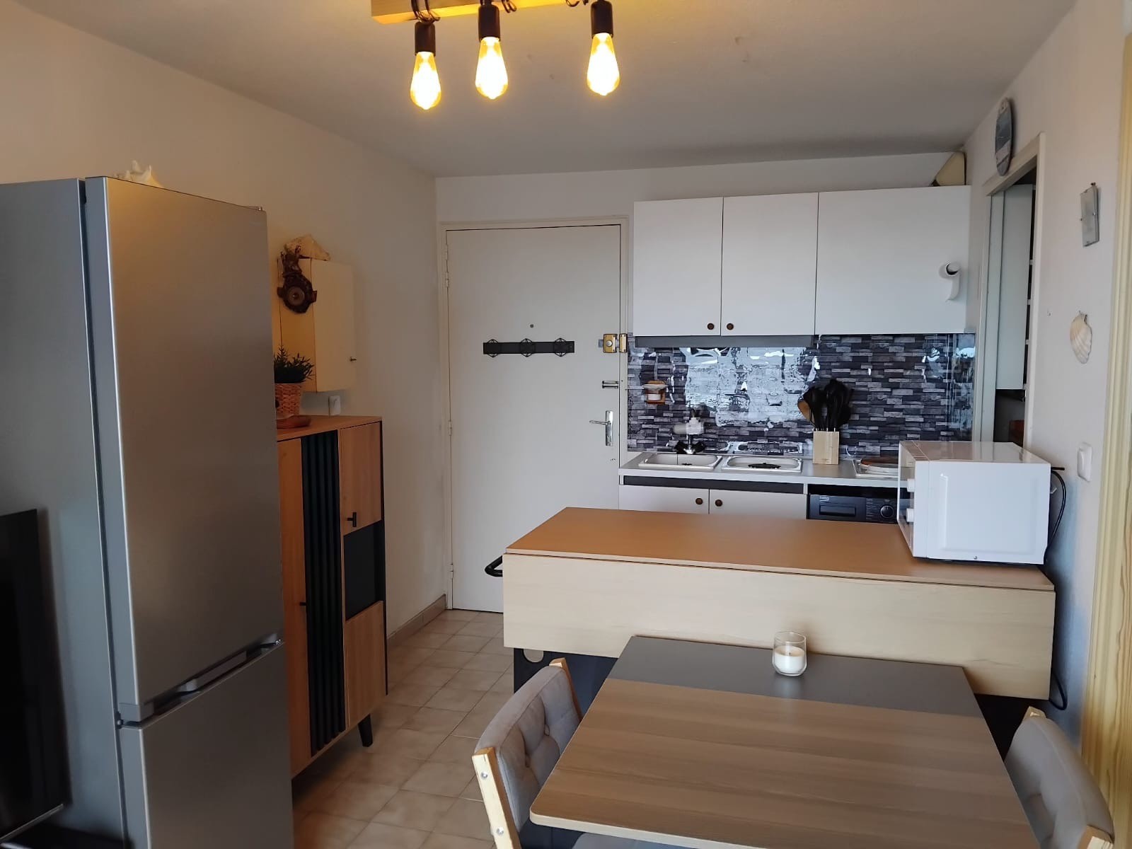 _lv_images__lot_0000000379_03_18550124